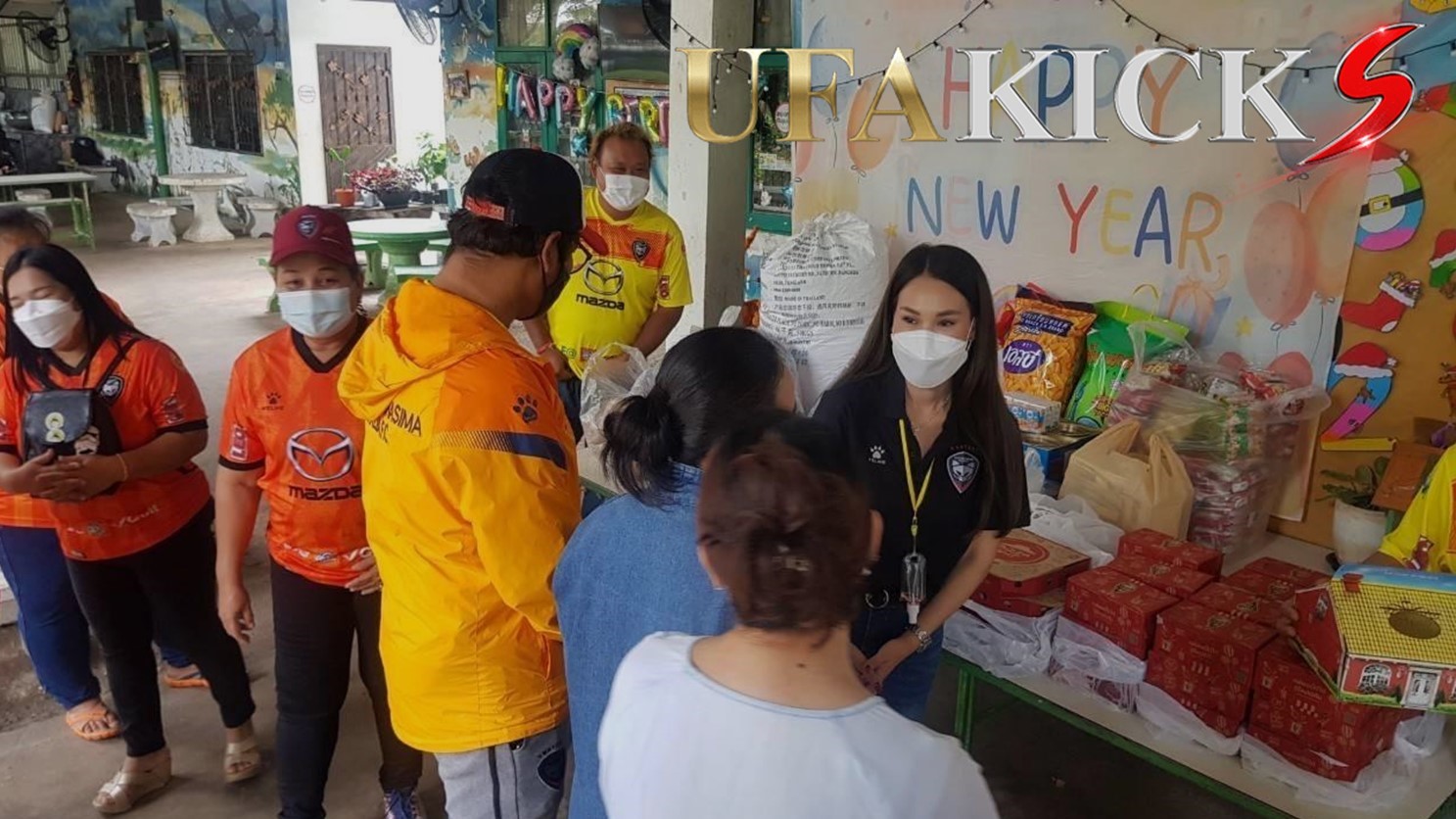 มาดามอ้อ พาแฟนบอลสวาทแคท ทำบุญต้อนรับปีใหม่